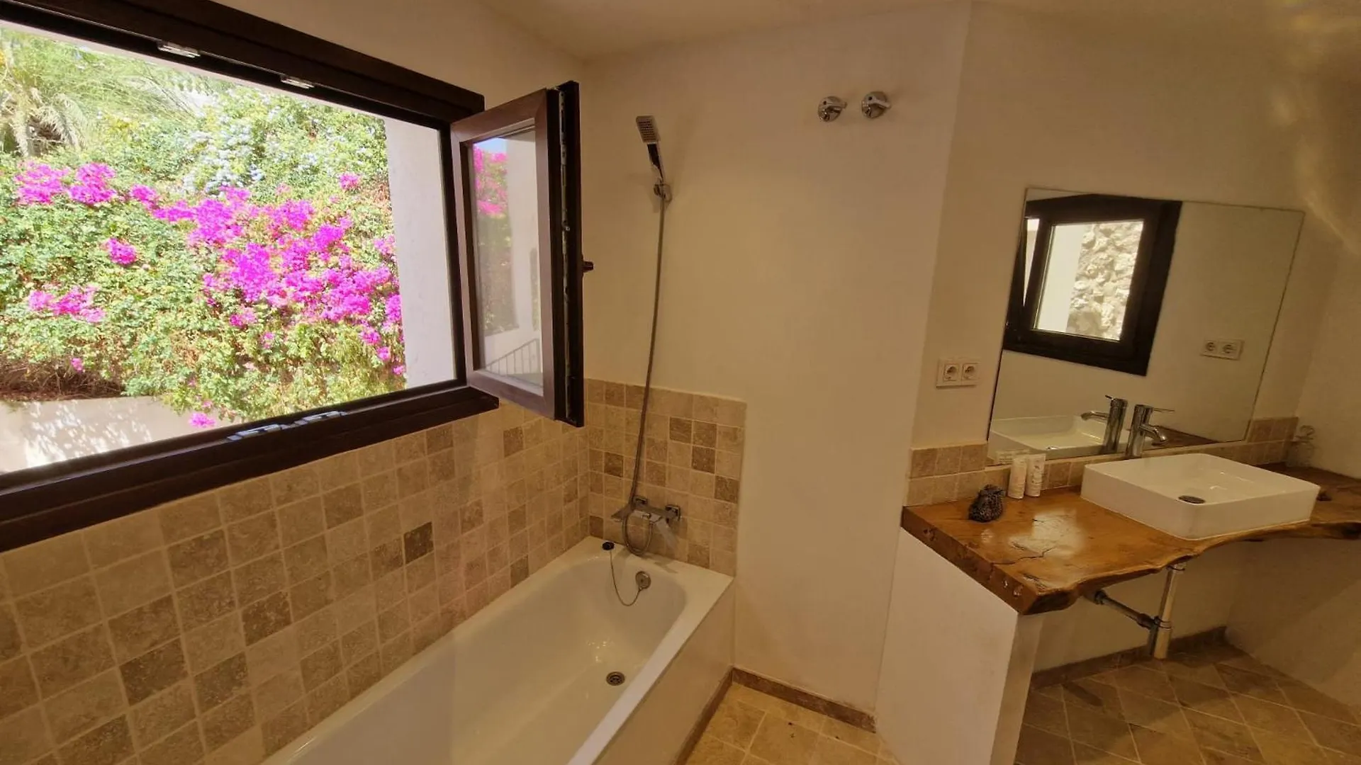 Апартаменты Habitacion Doble Con Bano Grande Privado En Piso Compartido Малага
